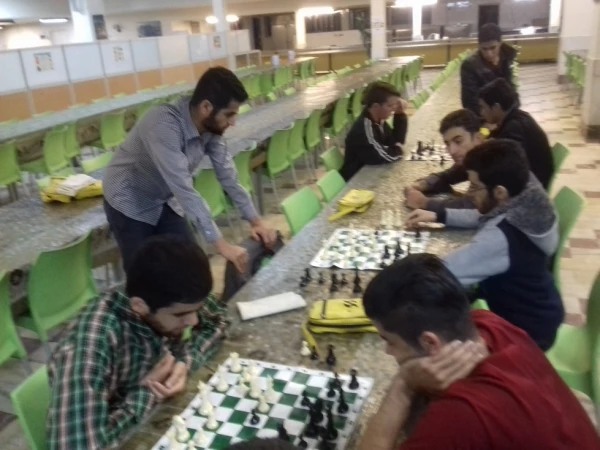 به مناسبت روز دانشجو یک سری مسابقات ورزشی درسطح پردیس در  رشته های فوتسال ، طناب زنی ، شنا سوئدی و شطرنج برگزار گردید 2