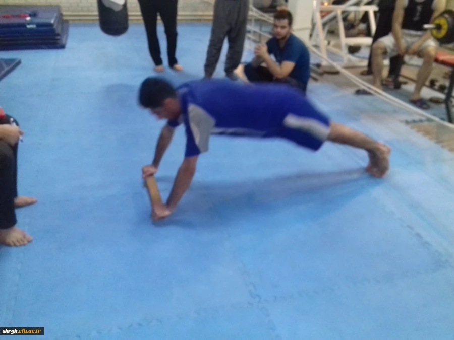 به مناسبت روز دانشجو یک سری مسابقات ورزشی درسطح پردیس در  رشته های فوتسال ، طناب زنی ، شنا سوئدی و شطرنج برگزار گردید 5