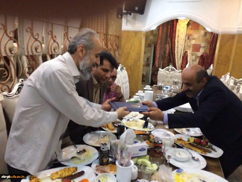 از بازنشستگان دانشگاه فرهنگیان در روز دوشنبه مورخ تجلیل به عمل آمد. 4