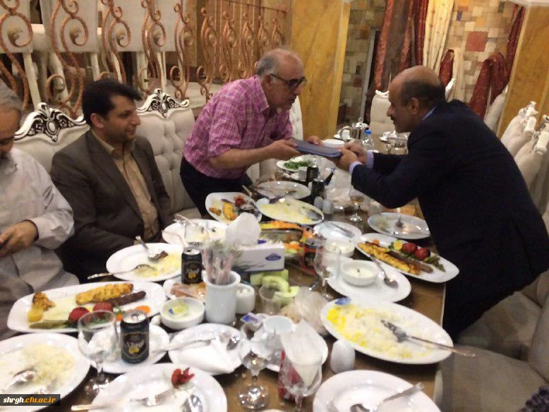 از بازنشستگان دانشگاه فرهنگیان در روز دوشنبه مورخ تجلیل به عمل آمد. 5