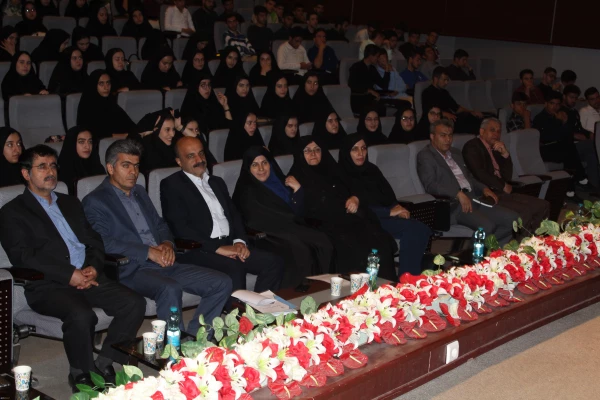 دکتر علی نژاددرجمع دانشجومعلمان جدیدالورود درقزوین:ازلباس فاخر معلمی که برتن داریدبه بهترین وجهی استفاده کنید 3