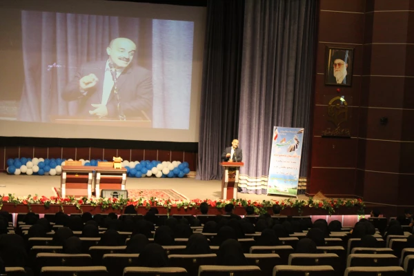 دکتر علی نژاددرجمع دانشجومعلمان جدیدالورود درقزوین:ازلباس فاخر معلمی که برتن داریدبه بهترین وجهی استفاده کنید 4