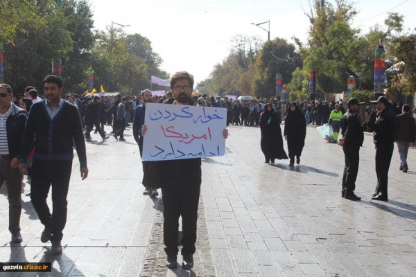 شرکت مسئولین ودانشجویان دانشگاه فرهنگیان استان قزوین درراهپیمایی یوم الله 13آبان 5