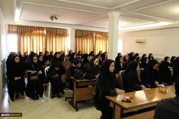 برگزاری نشست علمی- تخصصی بررسی محتوای کتب جدید التالیف پایه های ابتدایی دردانشگاه فرهنگیان استان قزوین 5