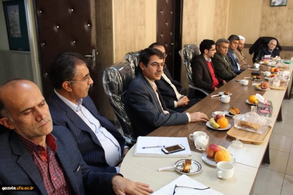 نشست دکتر طاهری نیا معاون پژوهشی دانشگاه فرهنگیان کشور با اساتید واعضای هیئت علمی دانشگاه فرهنگیان استان قزوین 4