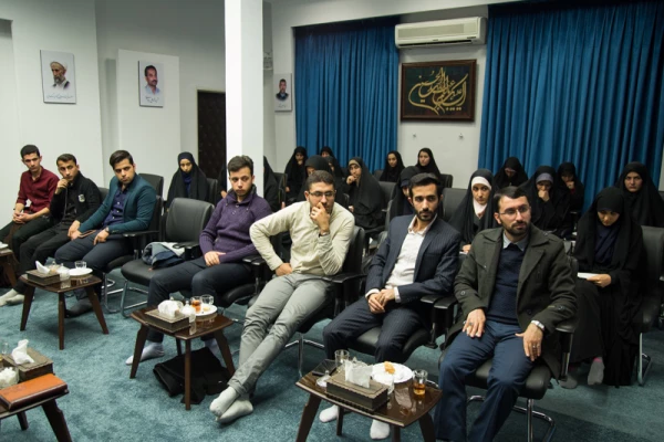 امام جمعه قزوین در دیدار دانشجویان دانشگاه فرهنگیان قزوین گفت: پس از انقلاب سرمایه های امیدبخش فراوانی در کشور به وجود آمده است.
 2