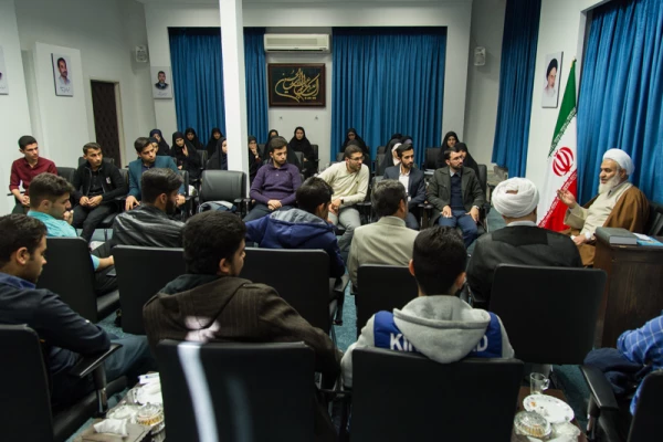 امام جمعه قزوین در دیدار دانشجویان دانشگاه فرهنگیان قزوین گفت: پس از انقلاب سرمایه های امیدبخش فراوانی در کشور به وجود آمده است.
 2