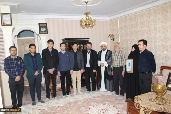 حضور مسئولین ودانشجویان دانشگاه فرهنگیان استان قزوین درمنزل شهید مجیدقنبری 2