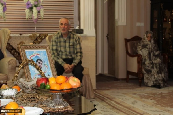 حضور مسئولین ودانشجویان دانشگاه فرهنگیان استان قزوین درمنزل شهید مجیدقنبری 5