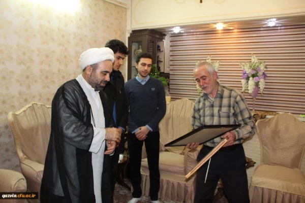 حضور مسئولین ودانشجویان دانشگاه فرهنگیان استان قزوین درمنزل شهید مجیدقنبری 7
